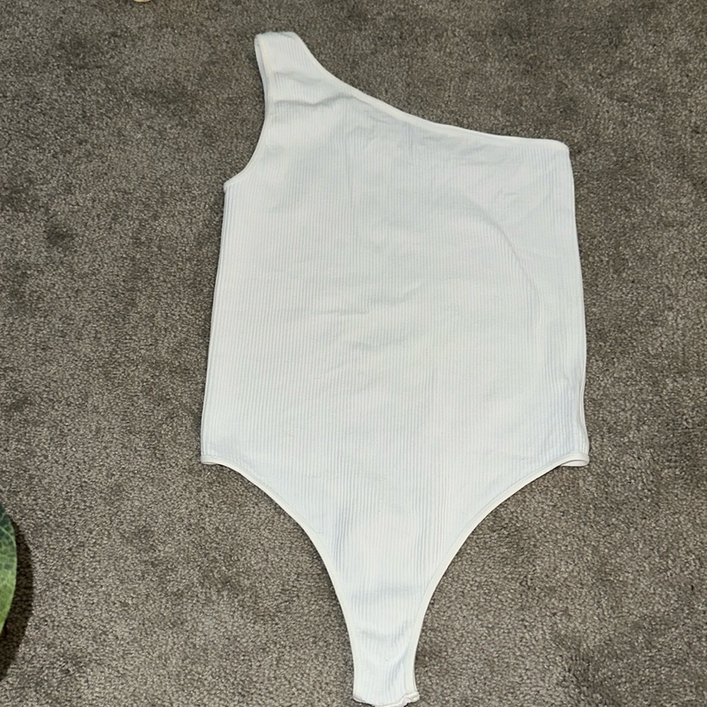Bella Mae Onesize fits all white one shoulder body suit 🤍